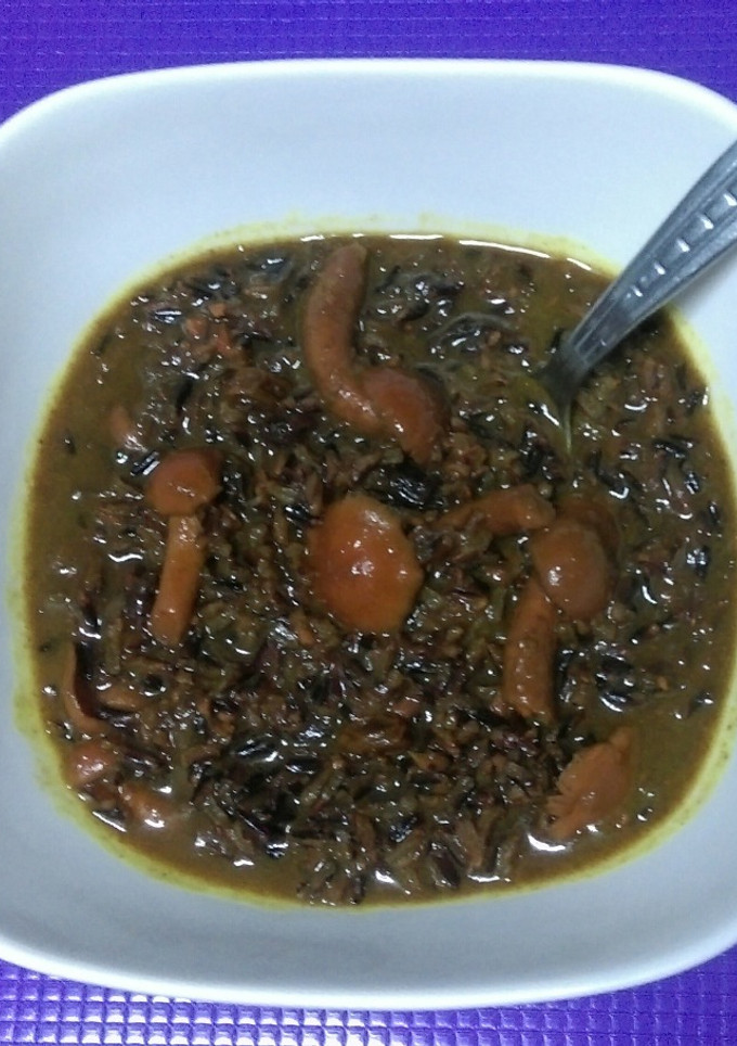 Una foto de Arroz salvaje caldoso con avellana, uvas pasas y setas nameko