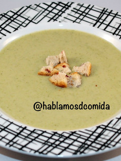 Una foto de Crema de brócoli y queso Gongonzola