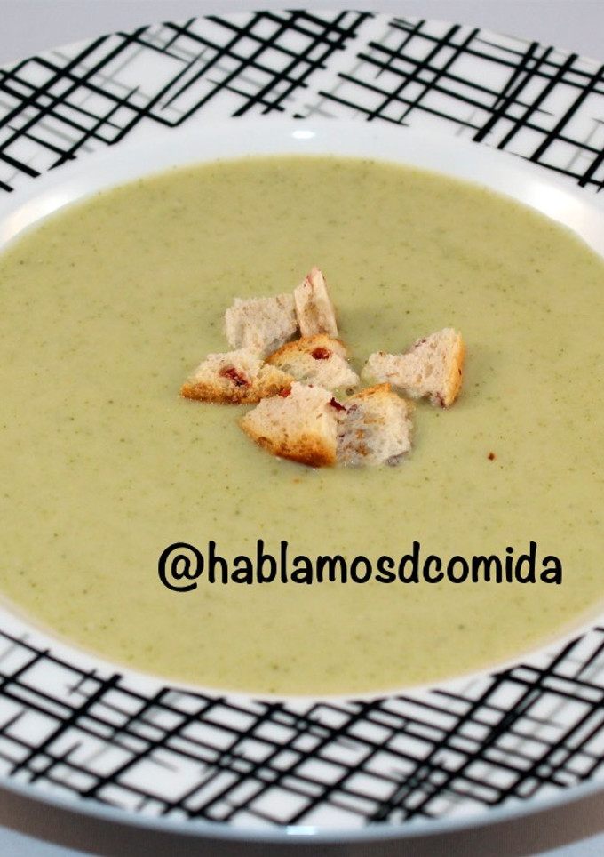 Una foto de Crema de brócoli y queso Gongonzola