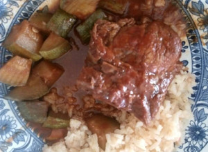 Una foto de Carne de puerco en chile pasilla