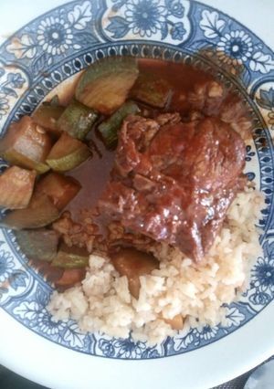 Una foto de Carne de puerco en chile pasilla