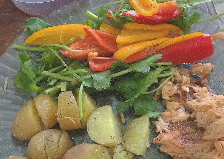 Khoai tây luộc+Cá hồi nướng lò+rau và ớt chuông (240 calo)