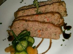 Una foto de Terrina de cerdo aromatizada con especias y reducción de balsámico