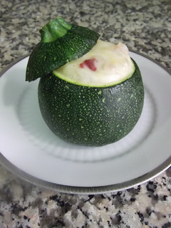Una foto de Calabacines luna rellenos de jamón y gambas