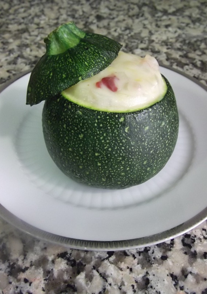 Una foto de Calabacines luna rellenos de jamón y gambas