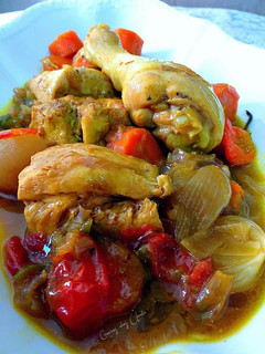 Una foto de Pollo estofado al curry japonés casero con cebollitas dulces