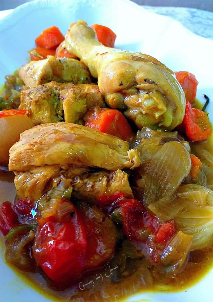 Una foto de Pollo estofado al curry japonés casero con cebollitas dulces