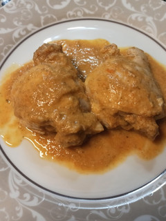 Una foto de Contramuslos de pollo en salsa de champiñón y pimiento rojo