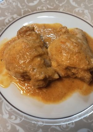 Una foto de Contramuslos de pollo en salsa de champiñón y pimiento rojo