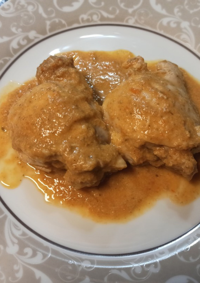 Una foto de Contramuslos de pollo en salsa de champiñón y pimiento rojo