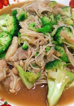 รูปของ ผัดบล็อคโคลี่เห็ดเข็มทอง+ไก่ 🥦🥦🥦🥦