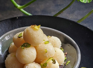 A picture of Coconut Laddoos.