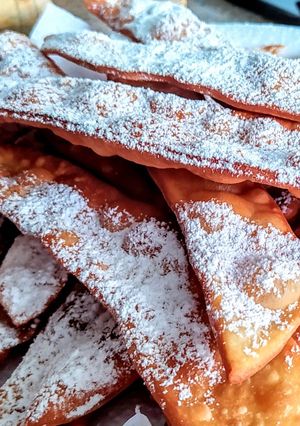 Una foto de CHIACCHIERÉ, Un Dulce del Carnaval Italiano🥳(cascaritas)🎉...!
