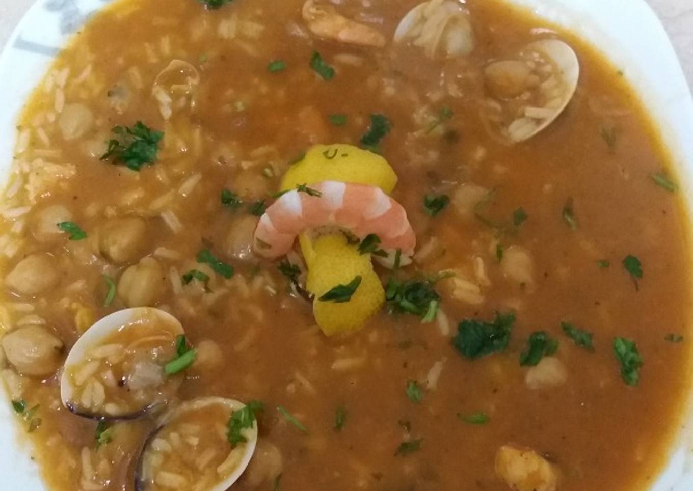 Garbanzos con langostinos y almejas