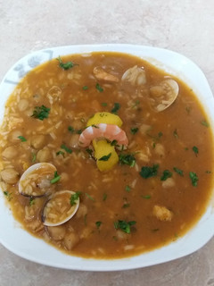 Una foto de Garbanzos con langostinos y almejas