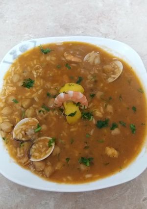 Foto principal de Garbanzos con langostinos y almejas
