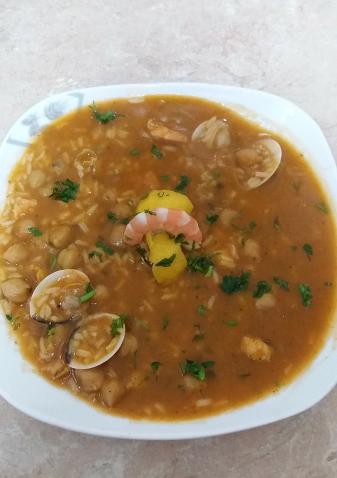 Una foto de Garbanzos con langostinos y almejas