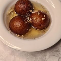 A picture of Gulab jamun.