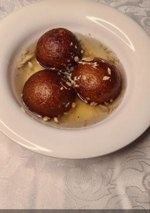 A picture of Gulab jamun.