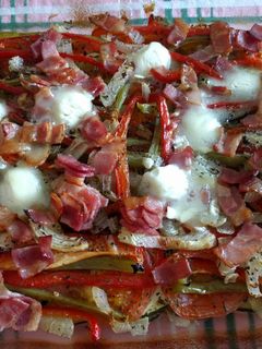 Una foto de Ratatouille con queso cabra y bacon