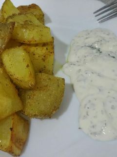 Una foto de Patatas al horno con salsa blanca