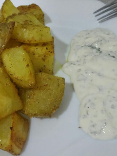 Una foto de Patatas al horno con salsa blanca
