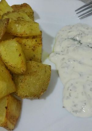 Una foto de Patatas al horno con salsa blanca