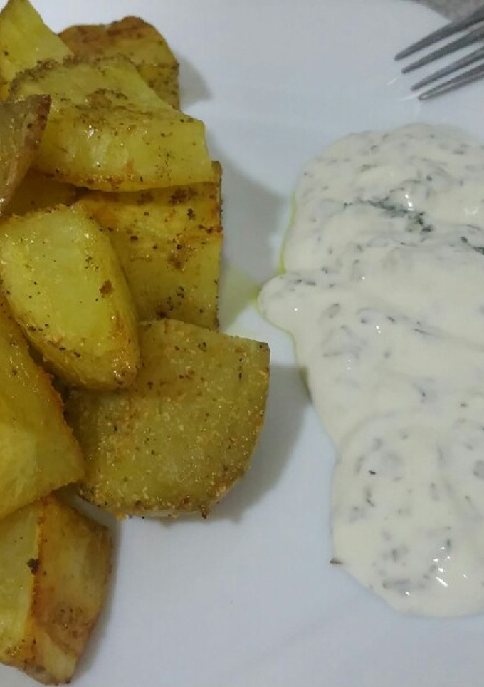 Una foto de Patatas al horno con salsa blanca