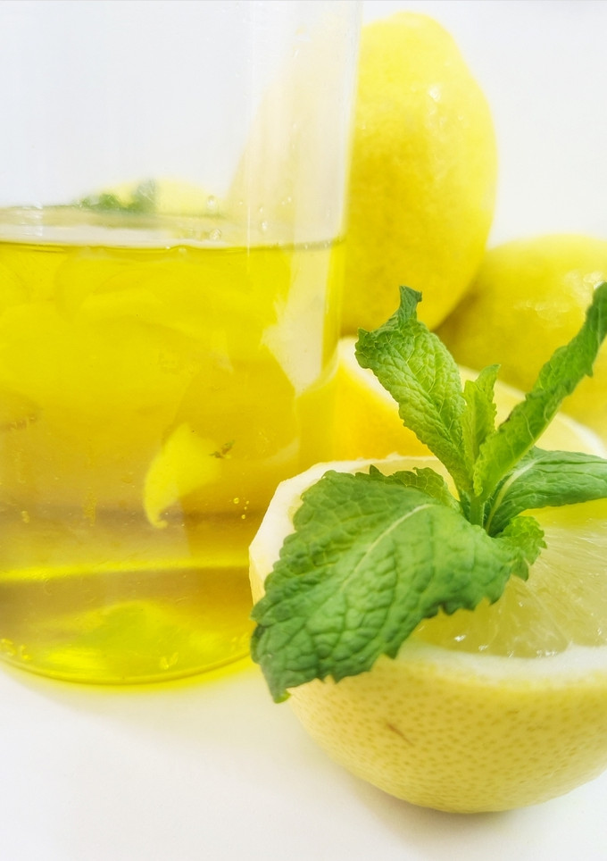 Una foto de Almibar de limón aromatizado con hierbabuena