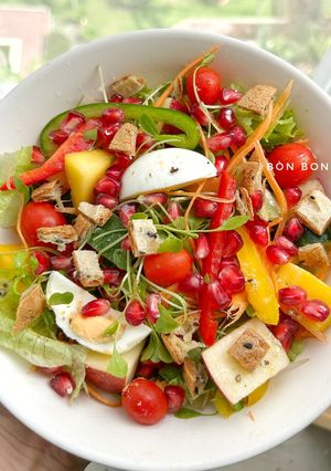 Hình của món Salad Lựu Và Cách Bổ Quả Lựu.