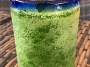 Una foto de trago con vodka y limón