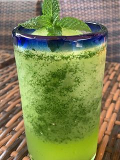 Una foto de Cóctel de limón y hierbabuena (limonada con vodka o bacacho)