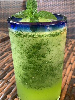 Una foto de Cóctel de limón y hierbabuena (limonada con vodka o bacacho)