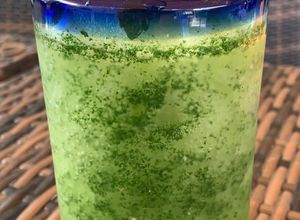 Una foto de Cóctel de limón y hierbabuena (limonada con vodka o bacacho)