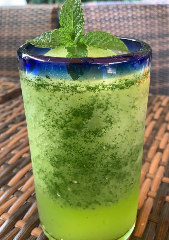 Una foto de Cóctel de limón y hierbabuena (limonada con vodka o bacacho)