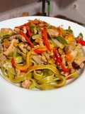 Fetuccini de espinacas con verduras y solomillo de atún