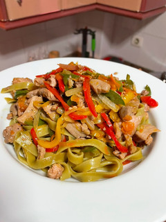 Una foto de Fetuccini de espinacas con verduras y solomillo de atún