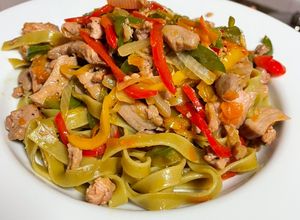 Foto principal de Fetuccini de espinacas con verduras y solomillo de atún
