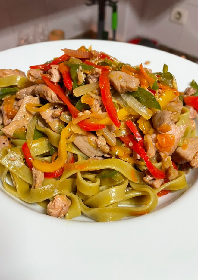 Una foto de Fetuccini de espinacas con verduras y solomillo de atún