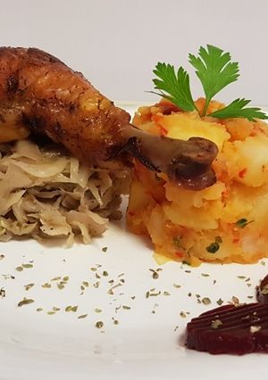 O poză a rețetei Cartofi ungurești cu varză și friptură.
