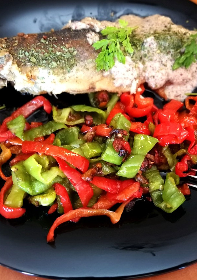 Una foto de Trucha con pimientos salteados y salsa de avellana