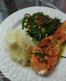Salmón a las finas hierbas. (Puré de papa, ensalada de espinaca)