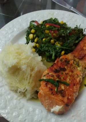 Una foto de Salmón a las finas hierbas. (Puré de papa, ensalada de espinaca)