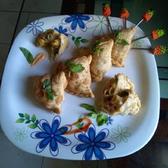 A picture of Cheesy Pasta samosa.