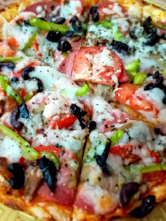 صورة لوصفة بيتزا بالخضار والسنيورة🍕🍷