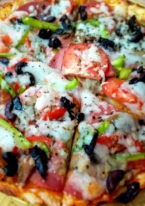 صورة لوصفة بيتزا بالخضار والسنيورة🍕🍷