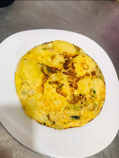 Una foto de Tortilla de huevo con papa a mi manera