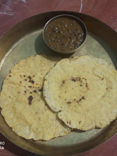 A picture of Makai no rotlo Maize corn roti with masoor.