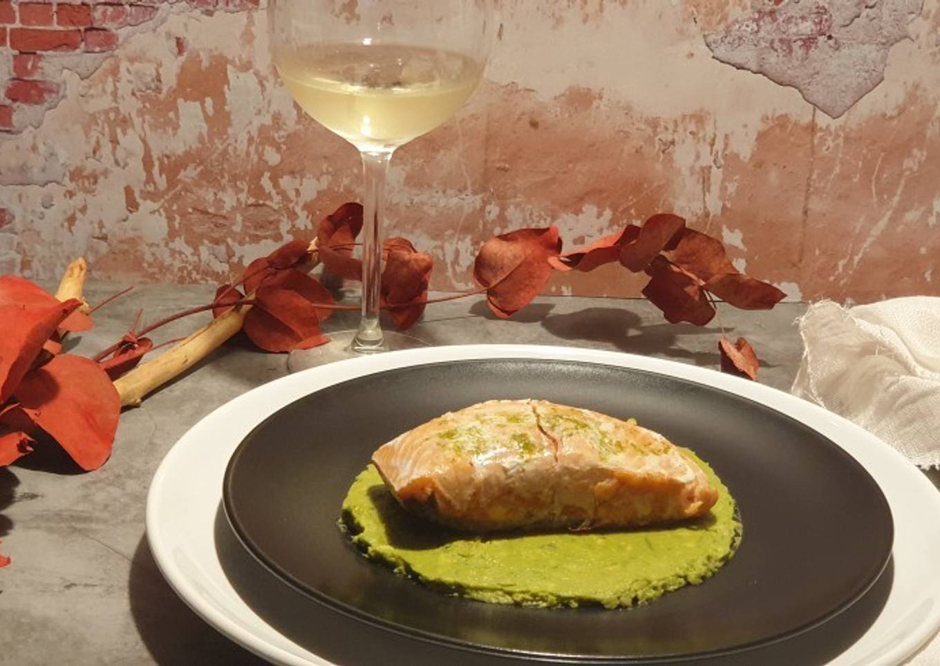Salmón cocinado al vacío con crema de aguacate