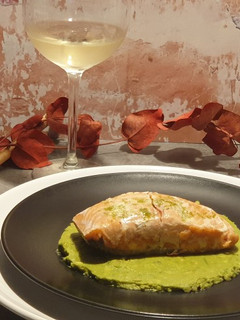 Una foto de Salmón cocinado al vacío con crema de aguacate